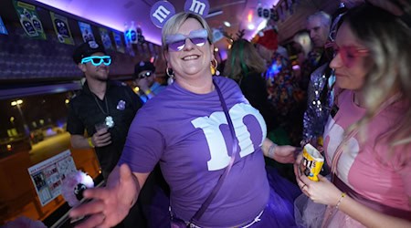 Für Svenja und ihre Freunde heißt es bereits um 6 Uhr: ab auf die Tanzfläche!  / Foto: Marcus Brandt/dpa