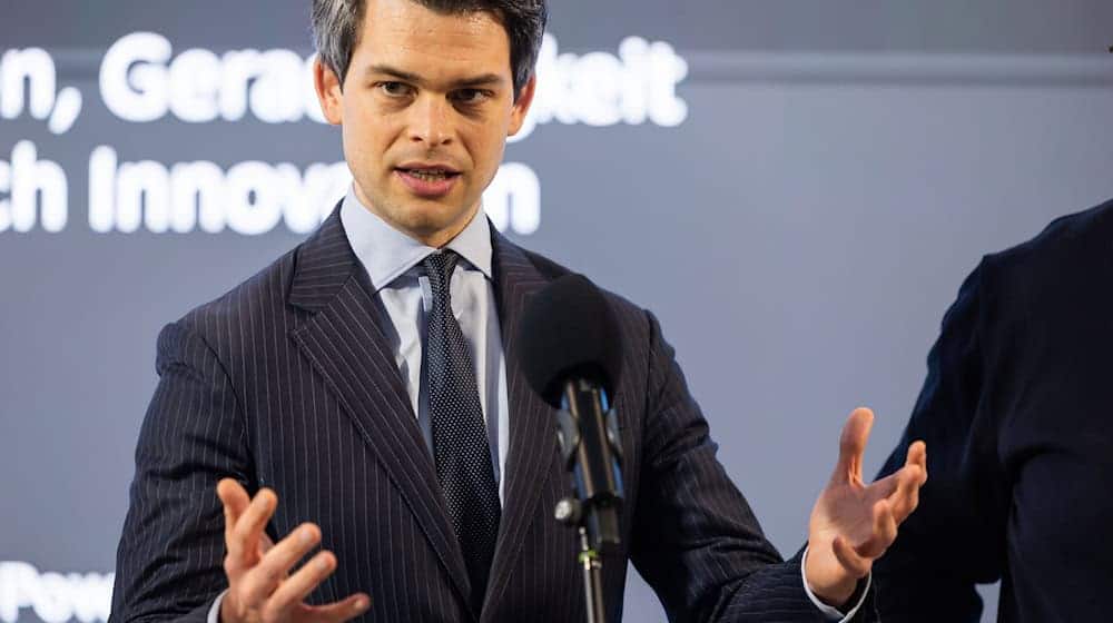 Im Streit um die Hafenpolitik weist Ploß Vorwürfe aus dem Hamburger Rathaus zurück. (Archivbild)  / Foto: Ulrich Perrey/dpa