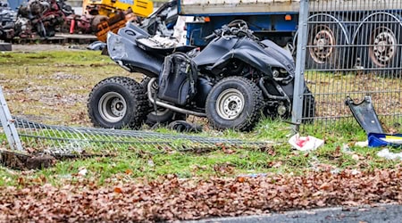 Ein Quadfahrer ist mit seinem Fahrzeug gegen einen Metallzaun geprallt und gestorben.  / Foto: Romanoneef/Ronefmedia/-/dpa