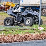 Ein Quadfahrer ist mit seinem Fahrzeug gegen einen Metallzaun geprallt und gestorben.  / Foto: Romanoneef/Ronefmedia/-/dpa
