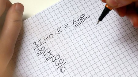 Das schriftliche Dividieren soll im Mathematikunterricht in Niedersachsen künftig anders unterrichtet werden als bisher. / Foto: Swen Pförtner/dpa