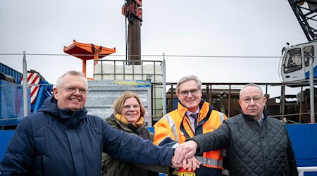 Der Neubau der Nordmole in Bremerhaven hat begonnen. / Foto: Sina Schuldt/dpa