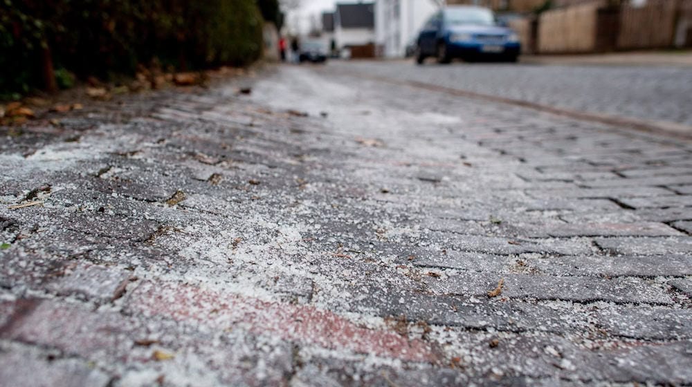 Streusalz wird vielerorts knapp. / Foto: Hauke-Christian Dittrich/dpa