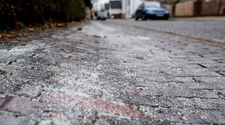 Streusalz wird vielerorts knapp. / Foto: Hauke-Christian Dittrich/dpa
