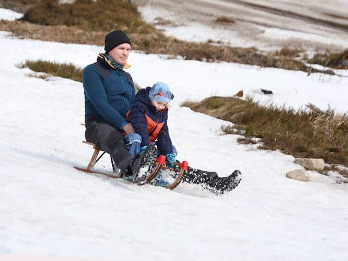 Rodeln ist an einigen Stellen am Wurmberg im Harz noch möglich. / Foto: Matthias Bein/dpa