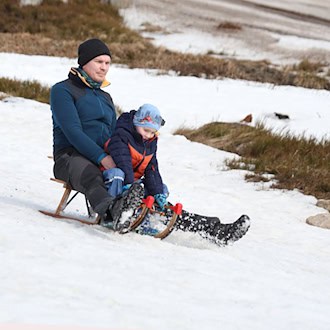 Rodeln ist an einigen Stellen am Wurmberg im Harz noch möglich. / Foto: Matthias Bein/dpa