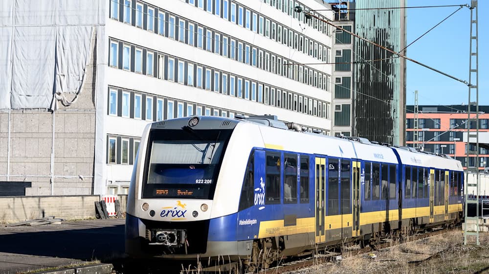 Fahrgäste müssen sich auf eine dünnere Taktung einstellen. (Symbolbild) / Foto: Swen Pförtner/dpa