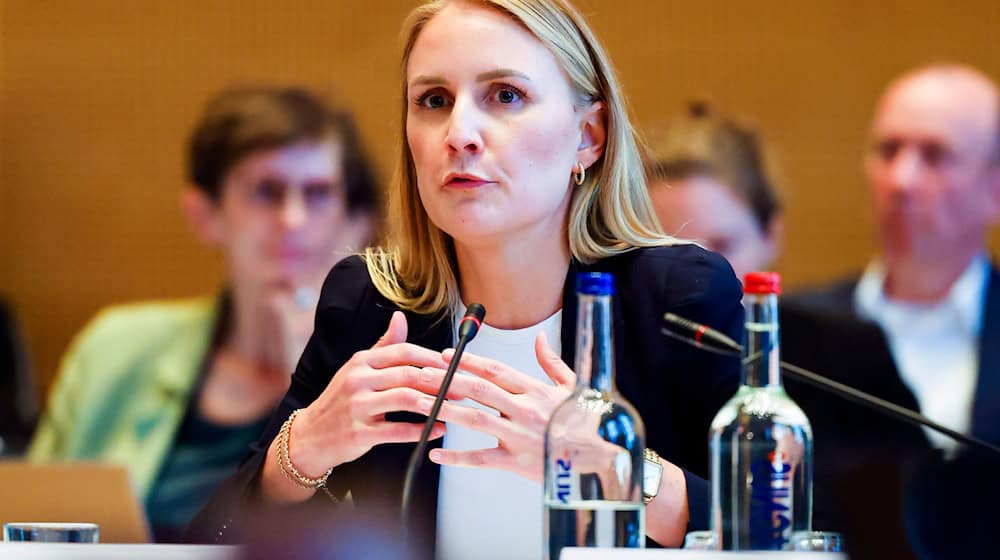 Schleswig-Holsteins Wirtschaftsstaatssekretärin Julia Carstens (CDU) fordert schnellere Vergabeverfahren. (Archivbild) / Foto: Frank Molter/dpa