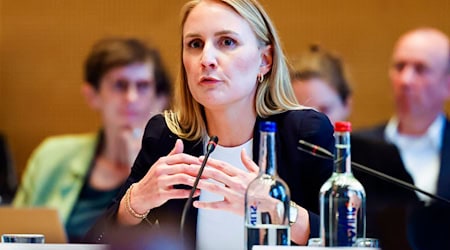 Schleswig-Holsteins Wirtschaftsstaatssekretärin Julia Carstens (CDU) fordert schnellere Vergabeverfahren. (Archivbild) / Foto: Frank Molter/dpa