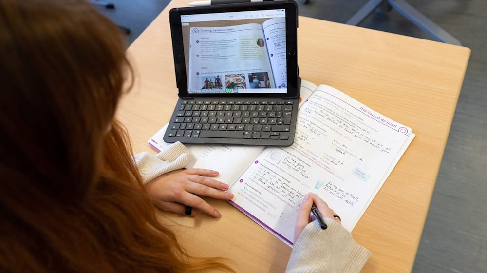 Die Vergleichsarbeiten sollen künftig am Computer statt auf Papier geschrieben werden. (Symbolbild) / Foto: Friso Gentsch/dpa
