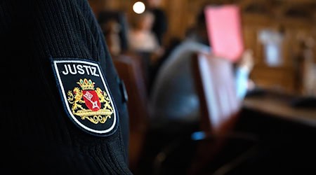 Kurz nach dem Start des ersten Verhandlungstages wurde die Öffentlichkeit aus dem Gerichtssaal verbannt. (Archivbild) / Foto: Sina Schuldt/dpa