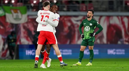 Wolfsburgs Stürmer Mohammed Amoura (r) sieht den Leipzigern beim Jubeln zu. / Foto: Jan Woitas/dpa