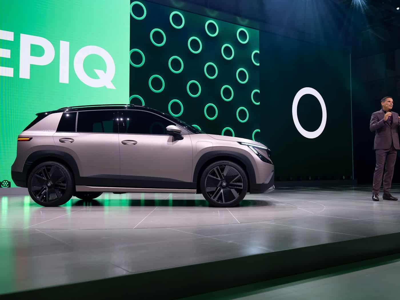 Skoda setzt auf Elektromobilität: Vorstandschef Klaus Zellmer präsentierte den Skoda Epiq während einer Pressekonferenz vor Beginn der Internationalen Automobil-Ausstellung (IAA Mobility) auf der Bühne. (Archivbild) / Foto: Sven Hoppe/dpa