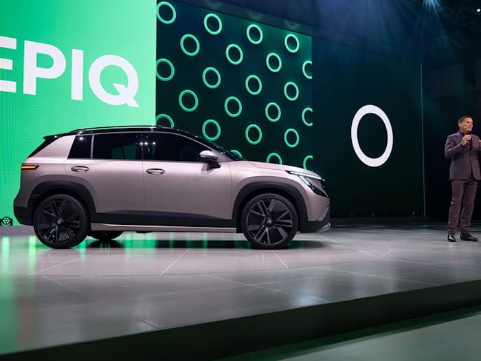 Skoda setzt auf Elektromobilität: Vorstandschef Klaus Zellmer präsentierte den Skoda Epiq während einer Pressekonferenz vor Beginn der Internationalen Automobil-Ausstellung (IAA Mobility) auf der Bühne. (Archivbild) / Foto: Sven Hoppe/dpa