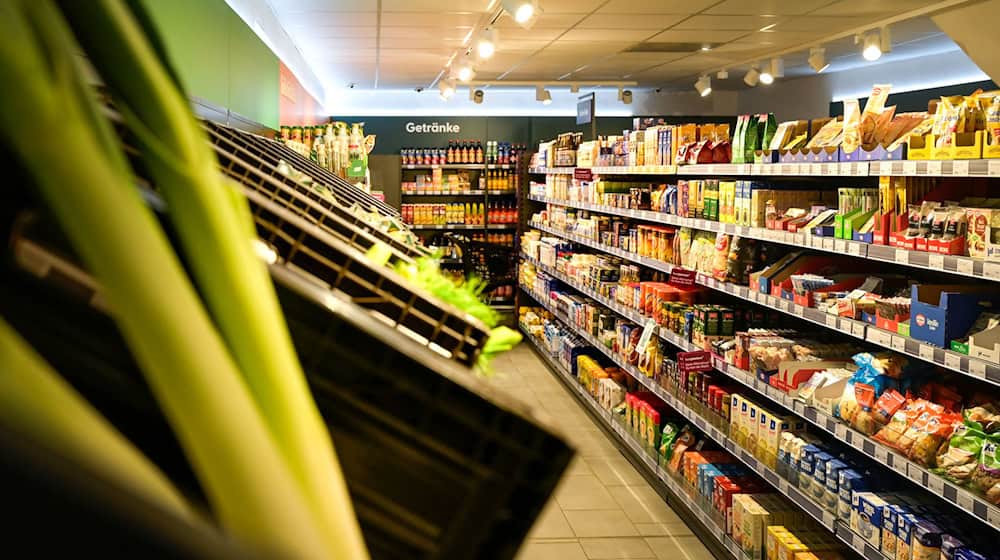 Kompakt und jederzeit zugänglich: Neue Ladenkonzepte reagieren auf das Supermarktsterben auf dem Land. (Archivbild) / Foto: Heiko Rebsch/dpa