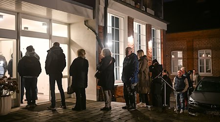 Zur offenen Sprechstunde bildet sich vor einer Hautarztpraxis in Weener schon frühmorgens eine Schlange. / Foto: Lars Penning/dpa