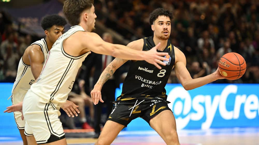 Joshua Obiesie und die Braunschweiger Basketballer haben einen neuen Coach. (Archivbild) / Foto: Swen Pförtner/dpa