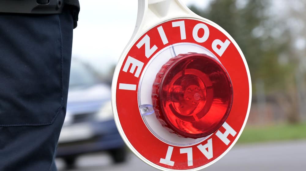 Den Fahrer erwartet ein Fahrverbot sowie eine hohe Geldstrafe. (Symbolbild) / Foto: Michael Bahlo/dpa