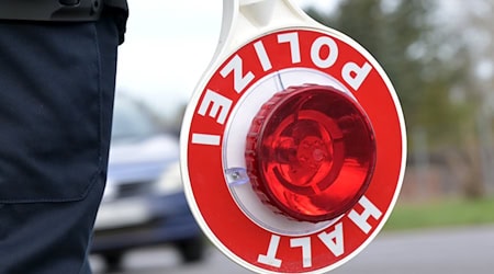 Den Fahrer erwartet ein Fahrverbot sowie eine hohe Geldstrafe. (Symbolbild) / Foto: Michael Bahlo/dpa