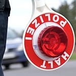 Den Fahrer erwartet ein Fahrverbot sowie eine hohe Geldstrafe. (Symbolbild) / Foto: Michael Bahlo/dpa