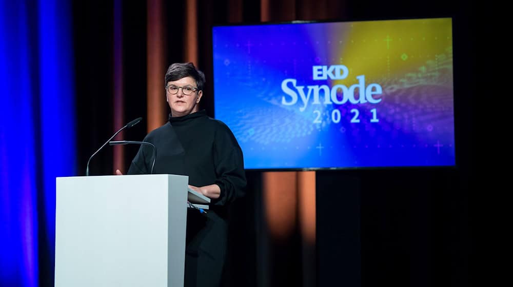 Nancy Janz, die Sprecherin der Betroffenenvertretung im Beteiligungsforum Sexualisierte Gewalt in der EKD, zieht sich nach einer Übergangszeit zurück - und kritisiert die Kirche. (Archivbild) / Foto: Sina Schuldt/dpa