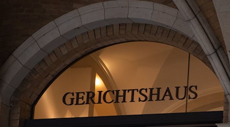 Zwei Männer stehen wegen Anschlagsplänen vor dem Landgericht Bremen. (Archivbild) / Foto: Alicia Windzio/dpa