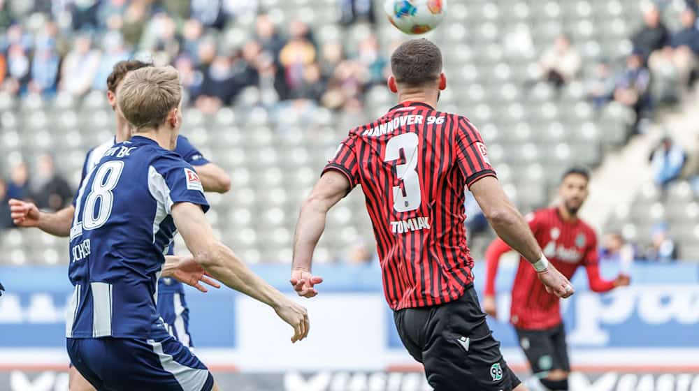 Boris Tomiak von Hannover 96 (r) entwischt Herthas Luca Schuler und trifft zum 1:0. / Foto: Andreas Gora/dpa