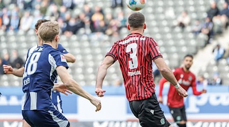 Boris Tomiak von Hannover 96 (r) entwischt Herthas Luca Schuler und trifft zum 1:0. / Foto: Andreas Gora/dpa