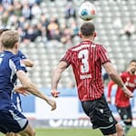 Boris Tomiak von Hannover 96 (r) entwischt Herthas Luca Schuler und trifft zum 1:0. / Foto: Andreas Gora/dpa