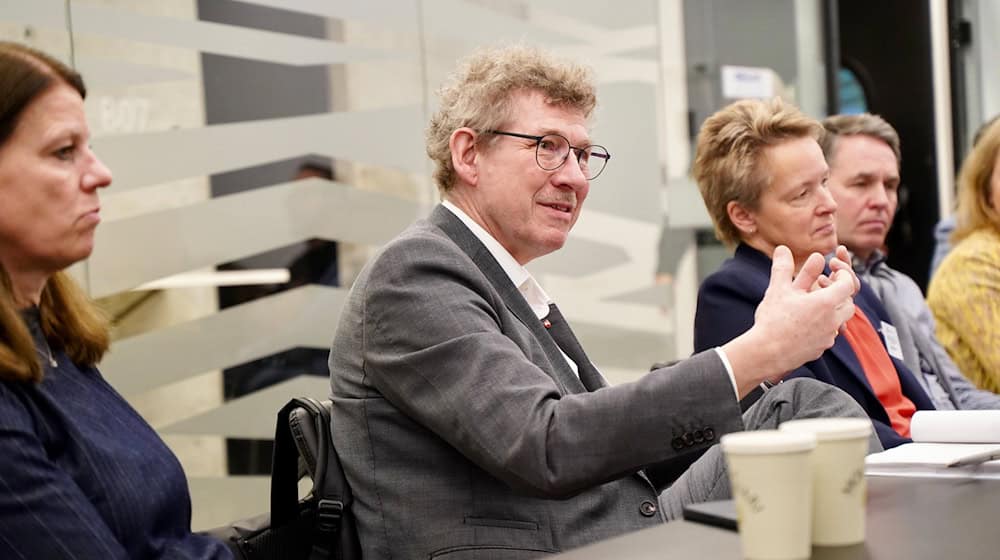 Der SPD-Politiker Doods war mit dem niedersächsischen Antisemitismusbeauftragten Wegner sowie rund einem Dutzend Vertretern aus Wirtschaft und Wissenschaft unterwegs. (Handout) / Foto: -/Staatskanzlei Niedersachsen/dpa