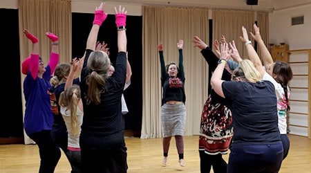 Einige Frauen haben in Rostock vor der großen Tanzdemo «One Billion Rising» am Samstag geübt.  / Foto: Bernd Wüstneck/dpa