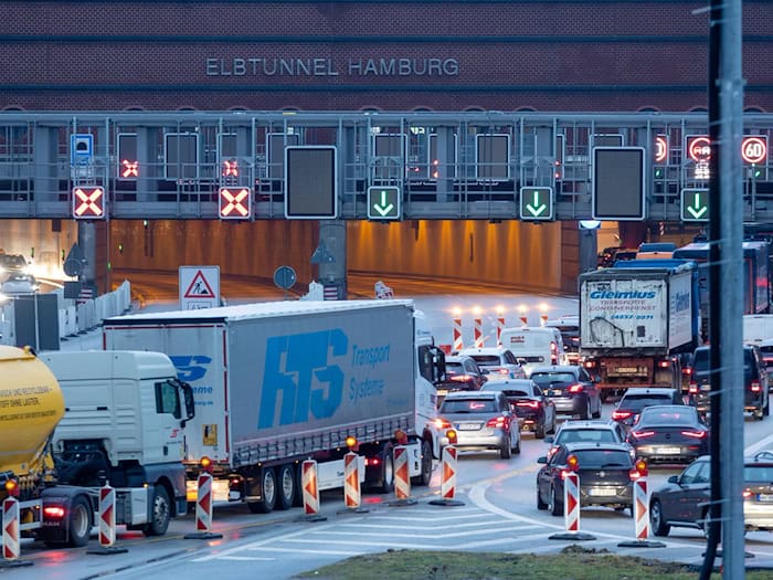 Der Verkehr auf der A7 stockte am Elbtunnel während Warnstreiks. (Archivbild)  / Foto: Bodo Marks/dpa