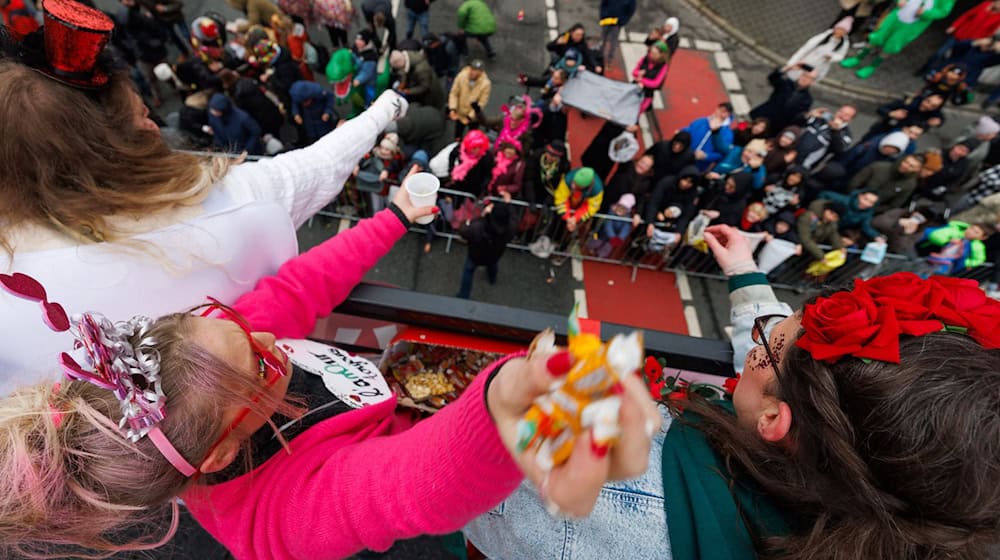 Bei Temperaturen um den Gefrierpunkt feiern Karnevalfans den Ossensamstag.  / Foto: Friso Gentsch/dpa