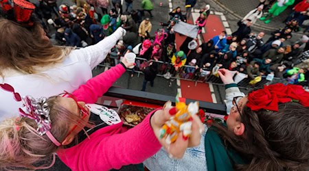 Bei Temperaturen um den Gefrierpunkt feiern Karnevalfans den Ossensamstag.  / Foto: Friso Gentsch/dpa