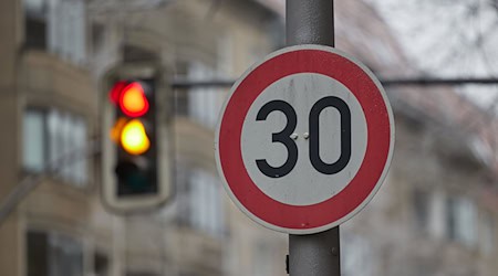 Tempo 30 bringt laut einem Modellprojekt in der Region Hannover einige Vorteile. (Symbolbild) / Foto: Jörg Carstensen/dpa