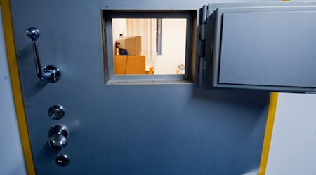 Ein Mann ist in seiner Gefängniszelle der JVA Uelzen gestorben. (Symbolbild) / Foto: Julian Stratenschulte/dpa