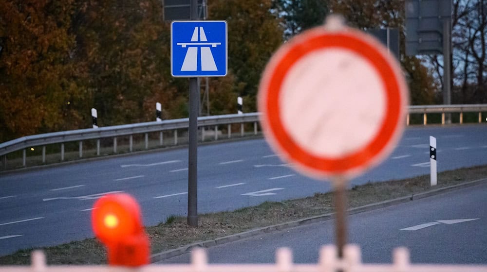 Ein Abschnitt auf der A27 ist nach einem Unfall im Kreis Verden Richtung Bremen vorübergehend gesperrt. (Symbolbild)  / Foto: Jonas Walzberg/dpa