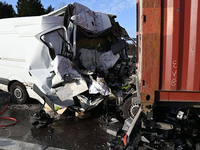 Tödlicher Unfall auf der A7, der Beifahrer aus diesem Transporter starb noch an der Unfallstelle.  / Foto: -/Freiwillige Feuerwehr Landkreis Harburg/dpa