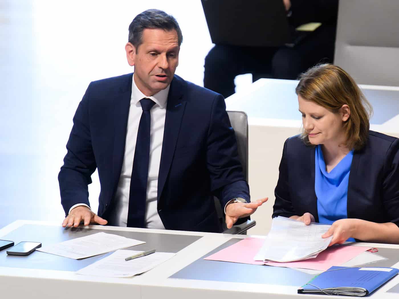 Für Ministerpräsident Olaf Lies (SPD) und seine Stellvertreterin Julia Willie Hamburg (Grüne) wird es politisch enger: Laut Umfrage hätte Rot-Grün derzeit keine Mehrheit mehr im Landtag. (Archivbild) / Foto: Julian Stratenschulte/dpa