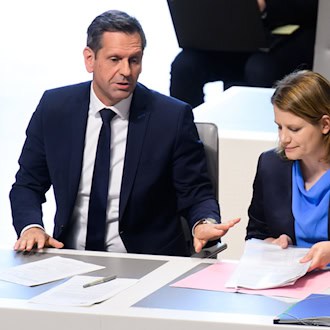 Für Ministerpräsident Olaf Lies (SPD) und seine Stellvertreterin Julia Willie Hamburg (Grüne) wird es politisch enger: Laut Umfrage hätte Rot-Grün derzeit keine Mehrheit mehr im Landtag. (Archivbild) / Foto: Julian Stratenschulte/dpa
