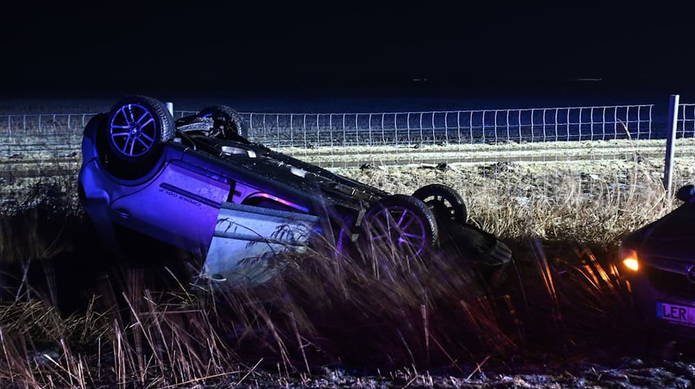 Nach einem Unfall bleibt ein Auto auf dem Dach liegen. / Foto: Lars Penning/dpa