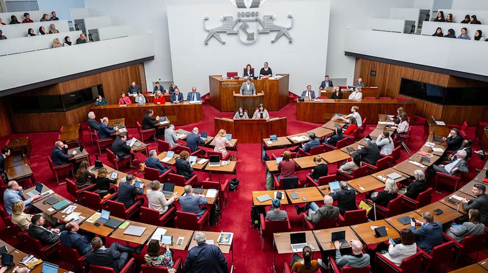 Die Bremische Bürgerschaft debattiert am Mittwoch über zwei Misstrauensanträge gegen die Linken-Senatorinnen. (Archivbild) / Foto: Sina Schuldt/dpa