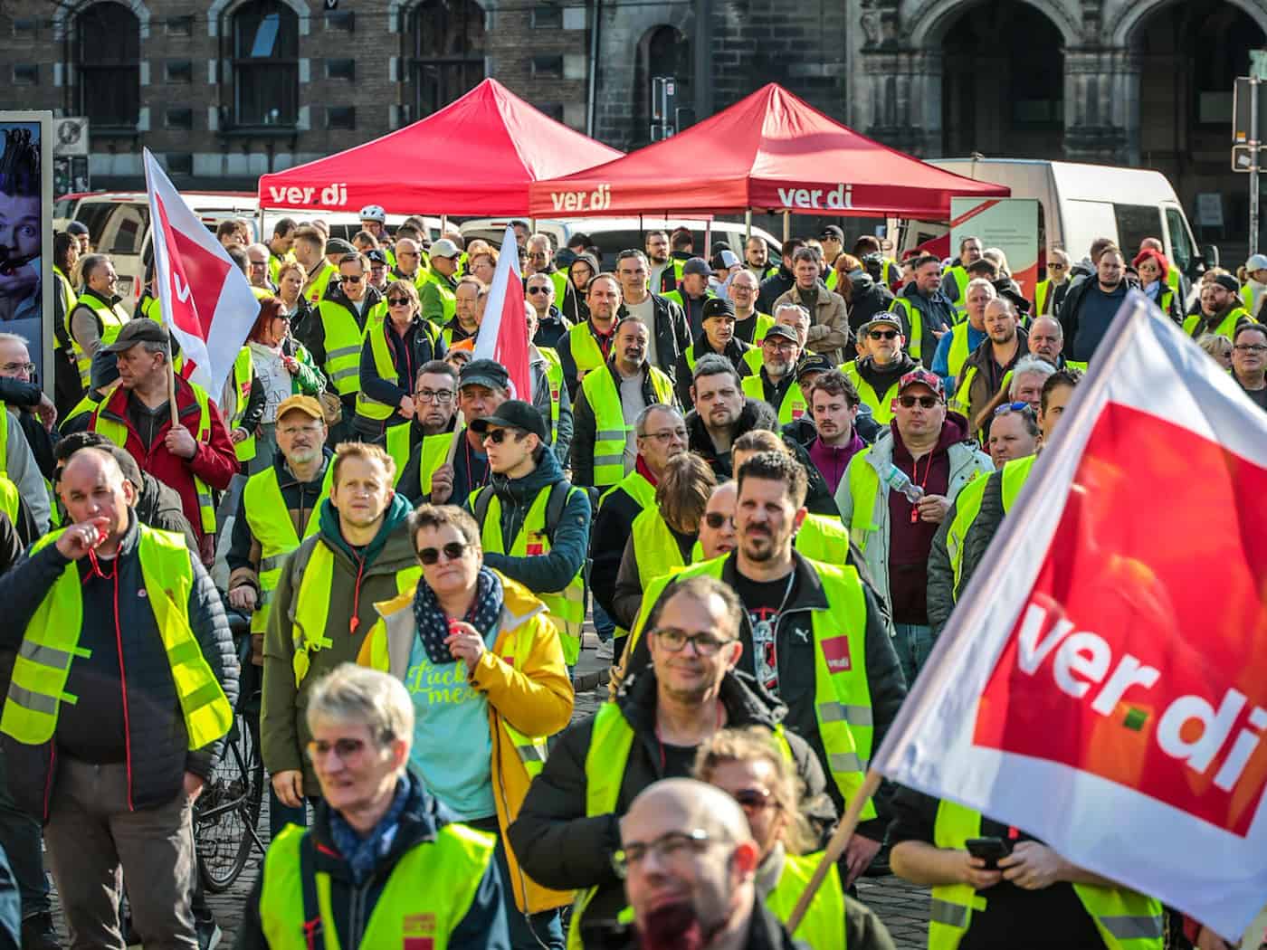 Zur Kundgebung in der Bremer Innenstadt kamen nach Polizeiangaben rund 600 Menschen. / Foto: Focke Strangmann/dpa