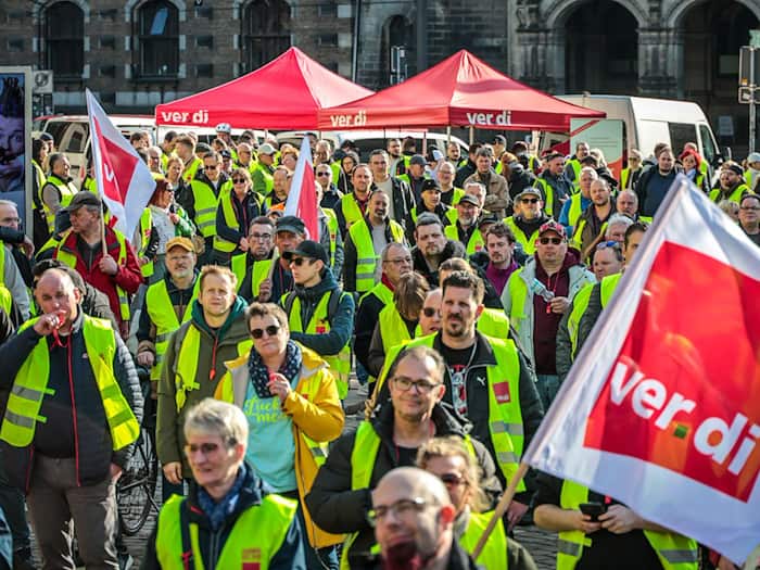 Zur Kundgebung in der Bremer Innenstadt kamen nach Polizeiangaben rund 600 Menschen. / Foto: Focke Strangmann/dpa