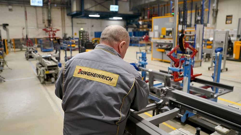 Der Logistikdienstleister Jungheinrich hat nach eigenen Angaben mehr als 8.200 Beschäftigte in Deutschland. (Archivbild) / Foto: Marcus Brandt/dpa