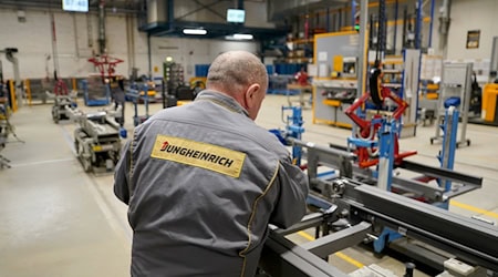 Der Logistikdienstleister Jungheinrich hat nach eigenen Angaben mehr als 8.200 Beschäftigte in Deutschland. (Archivbild) / Foto: Marcus Brandt/dpa