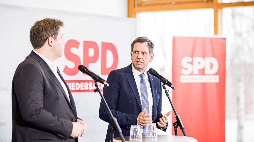 SPD-Landeschef Lies (rechts), hier mit Vizekanzler Klingbeil, wirbt für die frühkindliche Bildung in der Kita. / Foto: Moritz Frankenberg/dpa