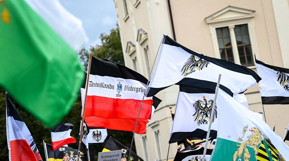 So sah es beim bundesweiten Treffen der Reichsbürgerszene in Weimar im Oktober 2025 aus. Für April ist eine Versammlung in Braunschweig geplant. (Archivbild)  / Foto: Heiko Rebsch/dpa