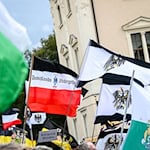 So sah es beim bundesweiten Treffen der Reichsbürgerszene in Weimar im Oktober 2025 aus. Für April ist eine Versammlung in Braunschweig geplant. (Archivbild)  / Foto: Heiko Rebsch/dpa