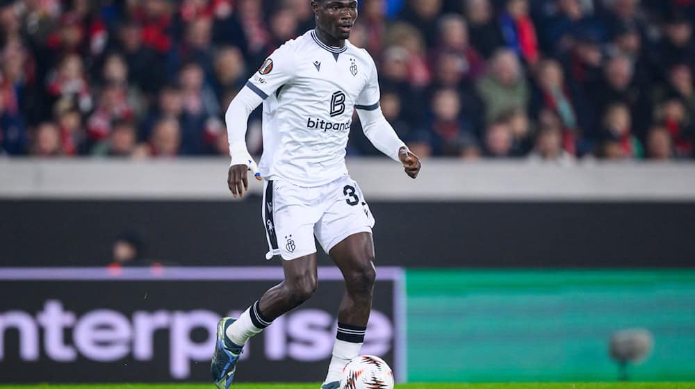 Wechselt nach Wolfsburg: Abwehrspieler Jonas Adjetey. / Foto: Tom Weller/dpa